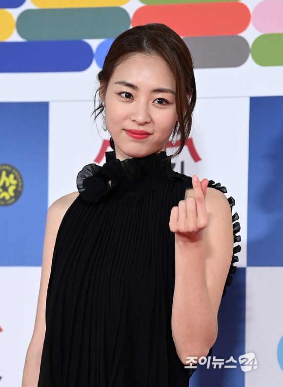 배우 이연희가 26일 오후 서울 영등포구 여의도동 KBS홀에서 진행된 제42회 청룡영화상 레드카펫에 참석해 포즈를 취하고 있다. [사진=김성진 기자]