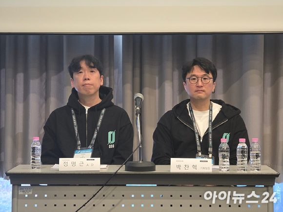 박찬혁 리트레일 기획팀장이 14일 지스타 2025에서 열린 웹젠 신작 '게이트 오브 게이츠' 인터뷰에서 게임을 소개하고 있다. [사진=박정민 기자]