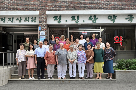 (사진 첫줄 왼쪽에서 네 번째부터) 전진상의원&middot;복지관 유송자 사회복지사, 배현정 원장, 김영자 간호사, 최소희 약사, 강귀엽 간호사, 최혜영 사회복지사. [사진=포니정재단]