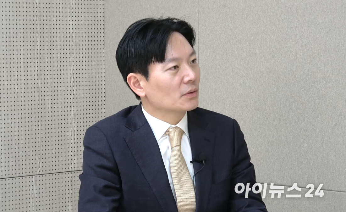 박상용 인천지검 부부장검사가 8일 서울 양평동 아이뉴스24 스튜디오에서 진행된 유튜브 방송 '여의뷰'에 출연해 인터뷰하고 있다. [사진=최기철 기자]