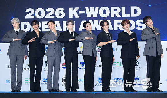 그룹 에이티즈(ATEEZ)가 27일 경기 고양시 킨텍스에서 열린 2026 케이 월드 드림 어워즈(K WORLD DREAM AWARDS)' 블루카펫에 참석하고 있다. [사진=정소희 기자]