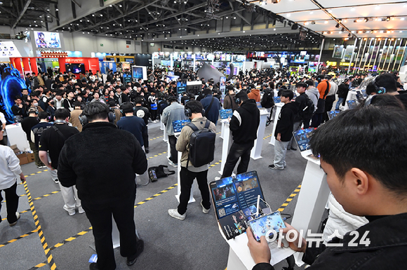 13일 부산 해운대구 벡스코에서 열린 국제게임전시회 '지스타 2025'에서 참관객들이 넷마블 부스에서 나 혼자만 레벨업: 카르마를 체험하고 있다. [사진=곽영래 기자]