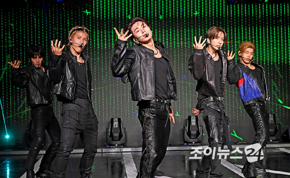 그룹 82메이저(82MAJOR)가 30일 오후 서울 강남구 일지아트홀에서 열린 미니 4집 '트로피' 컴백 쇼케이스에서 무대를 선보이고 있다. [사진=곽영래 기자]