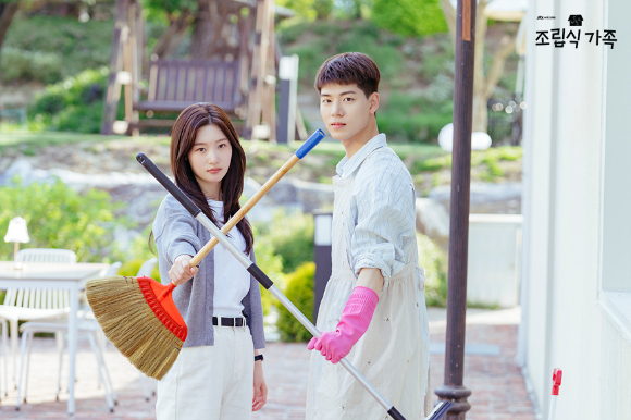 배우 배현성이 JTBC 수요드라마 '조립식 가족' 종영 인터뷰에서 포즈를 취하고 있다. [사진=어썸이엔티]