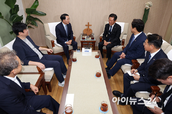 정청래 더불어민주당 대표가 18일 오후 서울 종로구 한국기독교회관에서 김종생 한국기독교교회협의회(NCCK) 총무를 예방해 대화를 하고 있다. [사진=국회사진기자단]