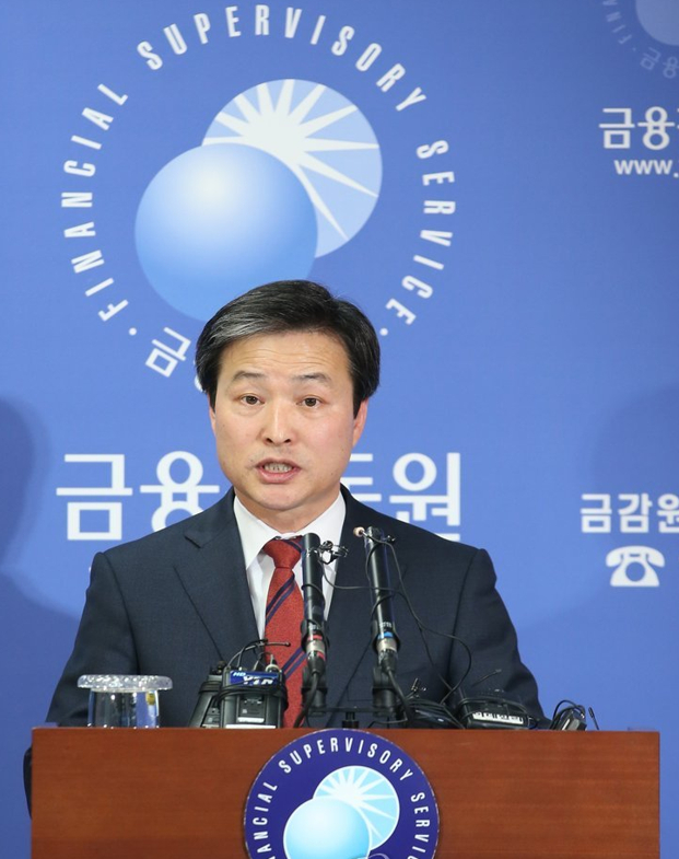 조성목 서민금융연구원 이사장이 금융감독원 서민금융지원국장 시절은 2015년 11월 10일 서울 여의도 금감원에서 '민생침해 5대 금융악 척결 특별대책'의 세부대책 가운데 하나인 '보이스피싱 등 금융사기 척결 특별대책'을 발표하고 있다. 2015.4.12 [사진=연합뉴스]