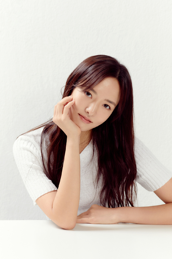 배우 호조가 인터뷰 관련 촬영에서 포즈를 취하고 있다. [사진=저스트엔터테인먼트]