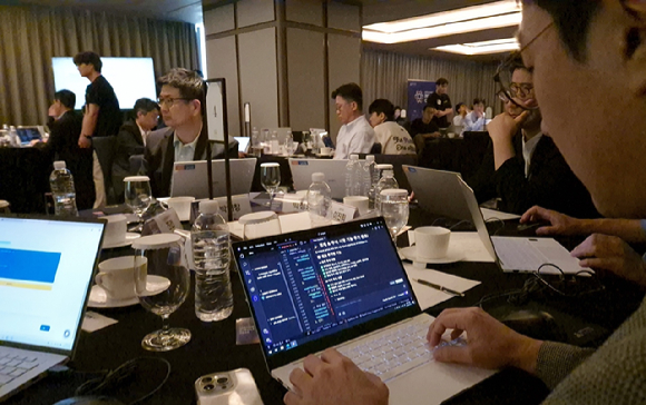 메가존클라우드는 24일 오후 서울 강남 조선팰리스에서 주요 고객사 CFO 및 CMO 50여명이 참석한 가운데 AI 활용 방안을 공유하는 행사를 개최했다. [사진=메가존클라우드]