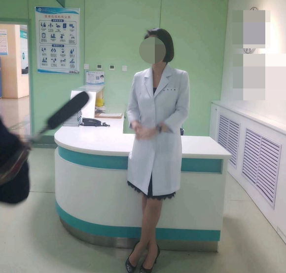 박나래 주사이모라 불리는 인물이 병원에서 의사 가운을 입고 인터뷰를 하고 있다. [사진=A씨 SNS]