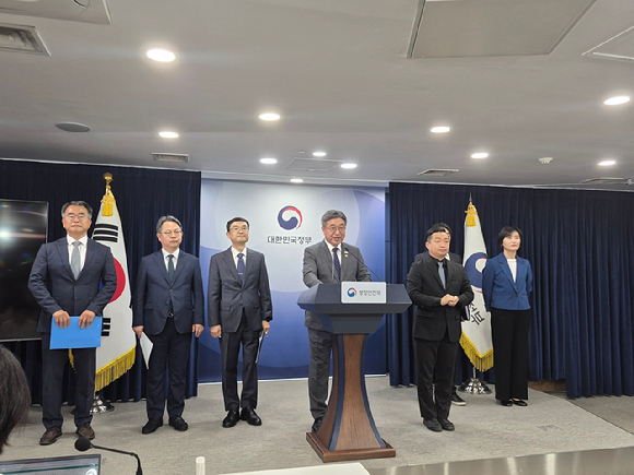윤호중 행정안전부 장관이 13일 정부서울청사에서 열린 '2차 중앙행정기관 이전' 브리핑에서 중앙행정기관의 세종 이전 계획을 발표하고 있다. [사진=이도훈 기자]
