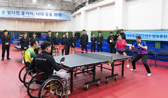 행사에 참여한 대한항공 여자탁구단과 장애인 탁구선수들이 기념사진을 촬영하는 모습 [사진=대한항공]