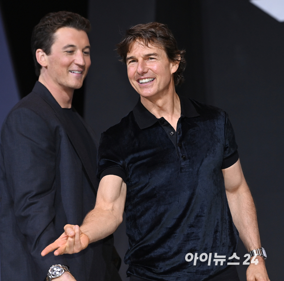 할리우드 배우 톰 크루즈가 20일 서울 송파구 잠실동 롯데호텔월드 크리스탈볼룸에서 열린 영화 '탑건: 매버릭'(감독 조셉 코신스키) 프레스 컨퍼런스에 참석해 포토타임을 갖고 있다. [사진=정소희 기자]