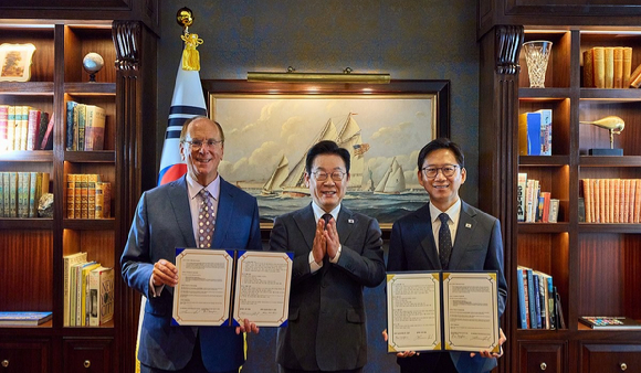 유엔총회 참석을 위해 미국을 방문한 이재명 대통령이 22일(현지시간) 뉴욕의 한 호텔에서 AI 산업 글로벌 협력을 위한 양해각서(MOU)를 체결한 뒤 래리 핑크 세계경제포럼(WEF) 의장 겸 블랙록 회장, 배경훈 과학기술정보통신부 장관과 기념촬영을 하고 있다. [사진=연합뉴스]