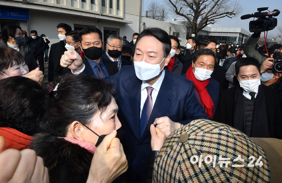 윤석열 국민의힘 대선 후보가 10일 오전 인천역 앞 광장에서 산업화&middot;교역일번지 인천지역 공약 발표를 마친 후 시민들과 주먹인사를 하고 있다. [사진=김성진 기자]