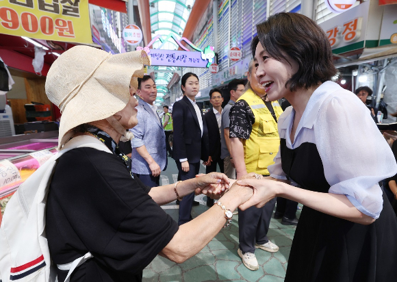 김혜경 여사가 25일 인천 계양산전통시장을 방문해 한 시민과 인사하고 있다. 2025.7.25 [사진=대통령실통신사진기자단]
