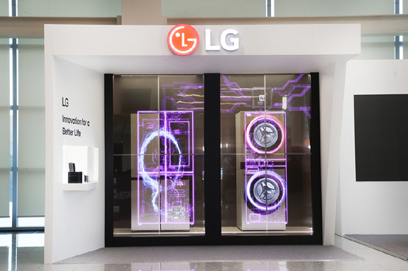 세계 최초의 무선∙투명 TV 'LG 시그니처 올레드 T' 28대로 구성한 초대형 샹들리에의 모습 [사진=LG전자]