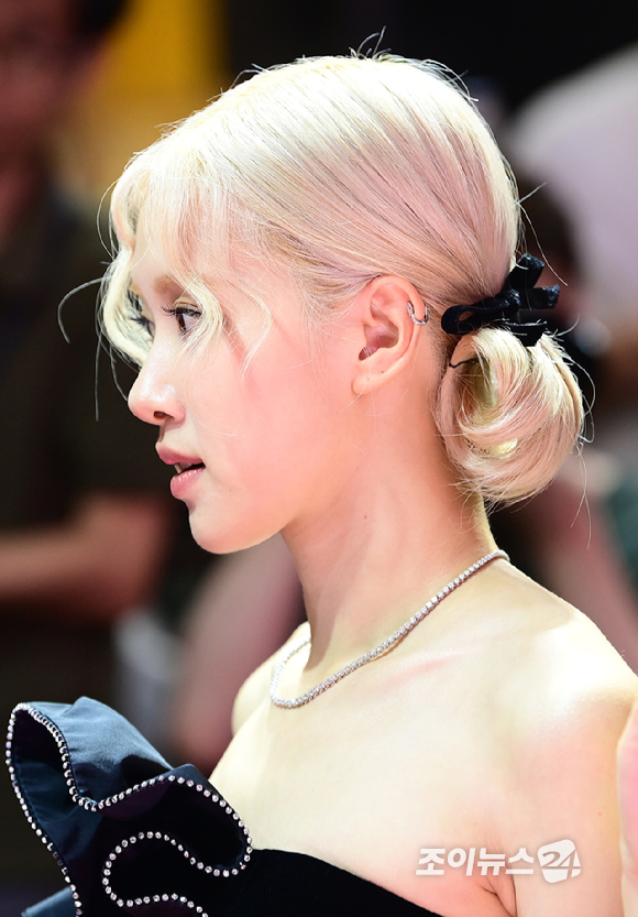 그룹 블랙핑크(BLACK PINK) 로제가 9일 오후 서울 영등포구 타임스퀘어 영등포점에서 진행된 '본 핑크 인 시네마스(BORN PINK IN CINEMAS)' 핑크 카펫 행사에 참석하고 있다. [사진=정소희 기자]