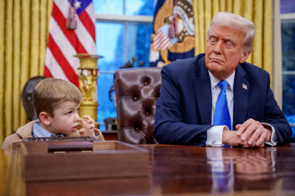 도널드 트럼프 미국 대통령이 백악관 집무실의 '결단의 책상(Resolute Desk)'을 임시 교체했다. 사진은 11일(현지시간) 미국 워싱턴 DC 백악관 집무실에서 행정 명령에 서명하는 도널드 트럼프 미국 대통령 옆에 일론 머스크의 아들인 엑스 머스크가 서있다. [사진=AFP/연합뉴스]