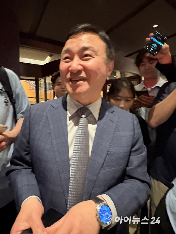 전영현 삼성전자 DS부문장(부회장)이 1일 서울 중구 신라호텔에서 열린 2026년도 제36회 삼성호암상 시상식이 끝난 후 오후 8시 45분께 기자들과 만나 대화하고 있다. [사진=권서아 기자]