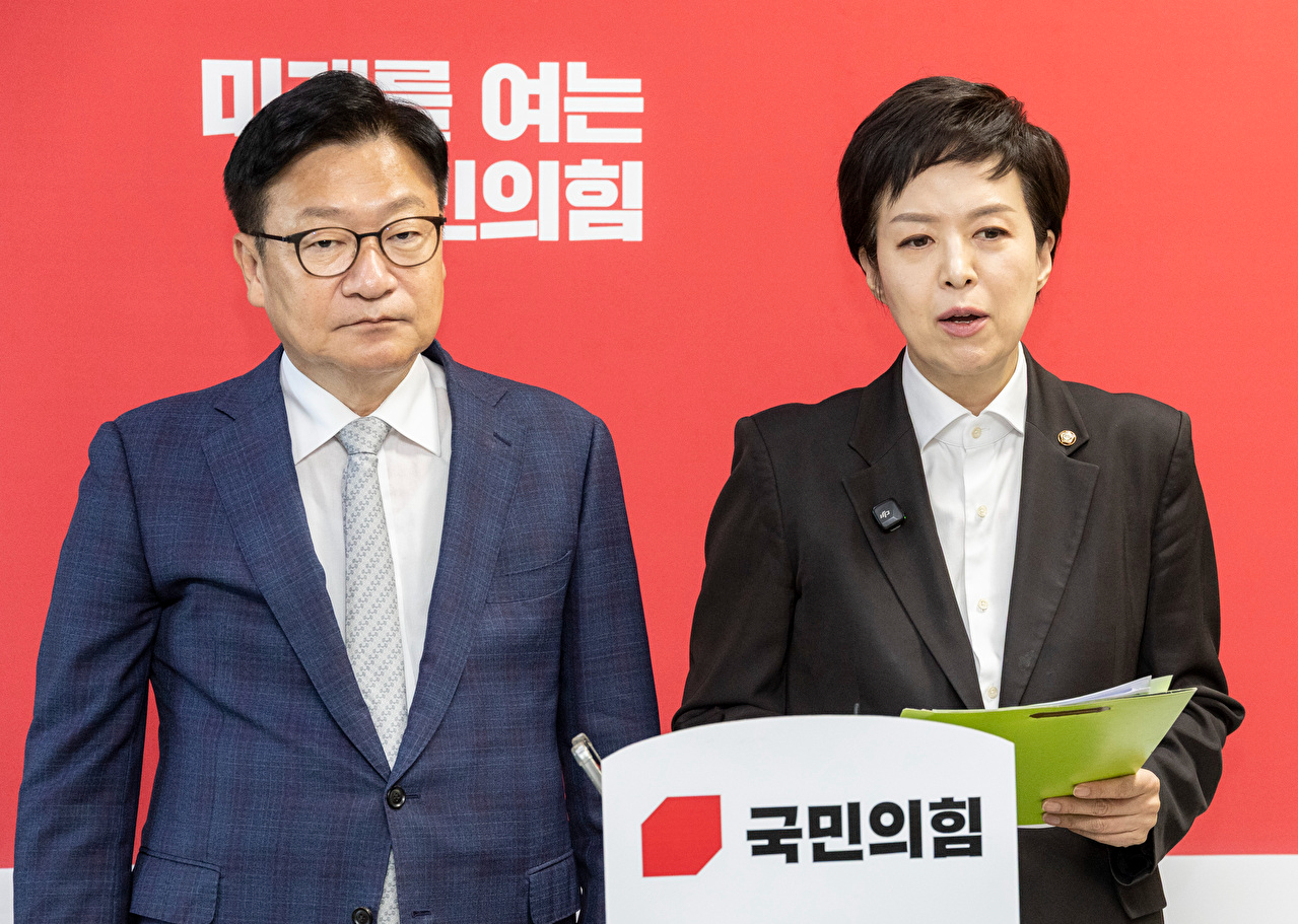 국정감사 3일째인 8일, 국민의힘 국토위원인 김은혜 의원(오른쪽)이 정점식 원내대표와 국회에서 가진 현안 기자간담회에서 전날 국감에서 공개했던 문재인 정부 당시 국토부의 정책 비판 민간인 불법 사찰 의혹과 관련해 발언하고 있다. 2026.10.8 [사진=연합뉴스]