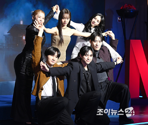 이용진, 존박, 혜리, 가비, 카리나, 김도훈이 19일 오전 서울 마포구 호텔 나루 서울 엠갤러리에서 열린 넷플릭스 예능프로그램 '미스터리 수사단 시즌2&rsquo;의 제작발표회에서 포즈를 취하고 있다. [사진=곽영래 기자]