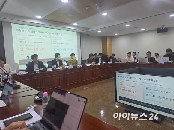최승훈 한국게임산업협회 정책국장이 28일 열린 'K-컬처 400조 달성을 위한 게임산업의 역할과 정책적 위상 강화' 토론회에서 발언하고 있다. [사진=곽민구 기자]