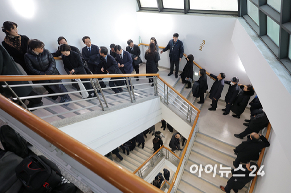 28일 오후 서울 종로구 서울대학교병원 장례식장에 마련된 故 이해찬 전 국무총리의 빈소가 조문객들로 북적이고 있다. [사진=사진공동취재단]