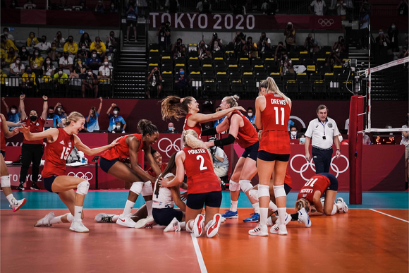 미국여자배구대표팀이 8일 열린 브라질과 도쿄올림픽 여자배구 결승전에서 세트 스코어 3-0으로 이겨 금메달을 확정하자 기뻐하고 있다. [사진=국제배구연맹(FIVB)]