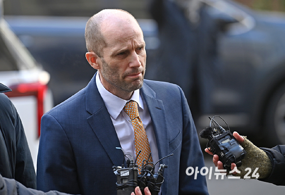 해롤드 로저스 쿠팡 한국법인 임시 대표가 6일 오후 마포구 서울경찰청 광역수사단 반부패수사대에서 국회에서의 증언&middot;감정 등에 관한 법률 위반 혐의 등 관련 2차 조사를 받기 위해 출석하고 있다. [사진=곽영래 기자]