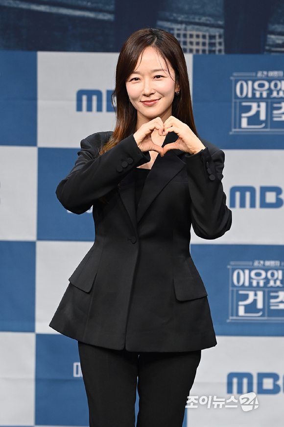 박선영 아나운서가 21일 오후 서울 마포구 상암동 MBC에서 열린 MBC 새 교양프로그램 '이유 있는 건축-공간 여행자' 제작발표회에 참석해 포즈를 취하고 있다. [사진=문수지 기자]