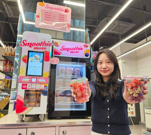 모델이 CU에서 '리얼 스무디'를 소개하고 있다. [사진=CU]