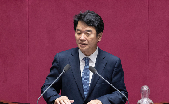 더불어민주당 원내운영수석인 문진석 의원이 29일 국회 본회의에서 전날 상정된 국회에서의 증언·감정법 일부 개정 법률안 대안에 대한 수정안을 설명하고 있다. 2025.9.29 [사진=연합뉴스]