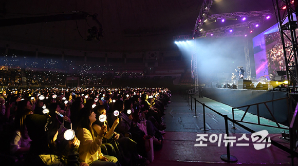 밴드 소란이 21일 오후 서울 송파구 잠실학생체육관에서 열린 '2026 JOY콘서트 - 보이스 오브 스프링(Voice of spring)'에서 무대를 선보이고 있다.고품격 엔터테인먼트 경제지 조이뉴스24와 인터넷종합지 아이뉴스24가 주최하는 '보이스 오브 스프링'은 올해로 세 번째를 맞았다. 이번 공연엔 엔플라잉(N.Flying/이승협, 차훈, 김재현, 유회승, 서동성), 소란(SORAN/고영배), 에이엠피(AxMxP/하유준, 김신, 크루, 주환)가 함께해 현장감이 넘치는 밴드 사운드로 관객과 열렬히 교감했다. [사진=곽영래 기자]