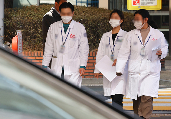 서울 시내 한 대학병원에서 근무중인 의사들의 모습. [사진=뉴시스]