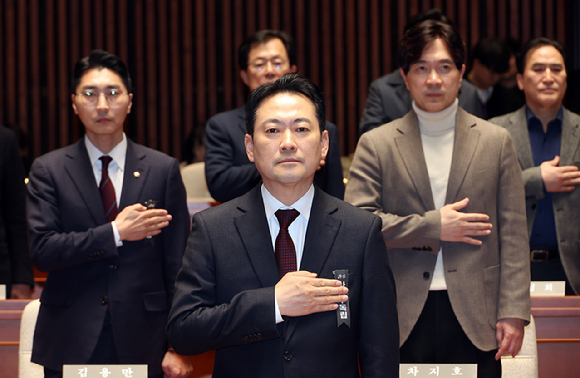 국민의힘 장동혁 대표가 1일 국회 예결위회의장에서 열린 의원총회에서 국기에 경례하고 있다. 2026.3.1 [사진=연합뉴스]