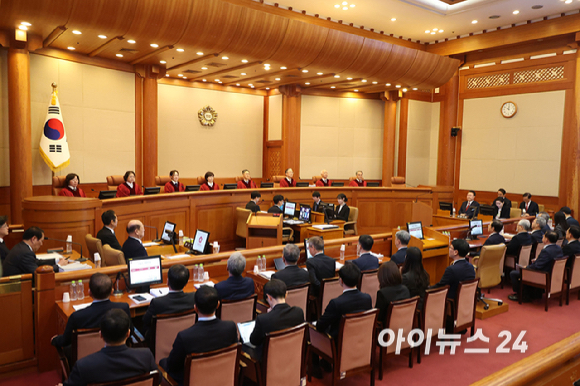 윤석열 대통령이 출석한 가운데 13일 오전 서울 종로구 헌법재판소에서 탄핵심판 8차 변론이 열리고 있다. [사진=사진공동취재단]