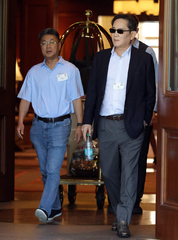 한진만 삼성전자 파운드리사업부장 사장(왼쪽)과 이재용 삼성전자 회장이 7일(현지시간) 미국 아이다호주 선밸리의 선밸리 로지에서 열린 앨런 앤 컴퍼니 선밸리 컨퍼런스에 참석하고 있다.2026.07.07 [사진=연합뉴스AFP]