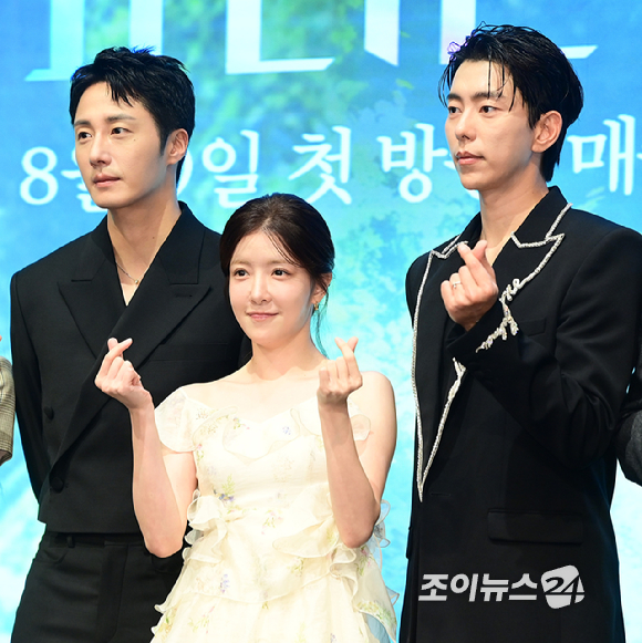 배우 정일우와 정인선이 6일 오후 서울 신도림 더세인트 그랜드 볼룸에서 열린 KBS2 새 주말드라마 '화려한 날들' 제작발표회에 참석하고 있다. [사진=정소희 기자]