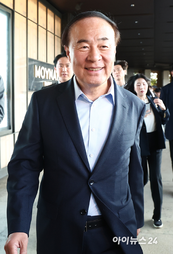 전영현 삼성전자 대표이사 겸 디바이스솔루션(DS) 부문장(부회장)이 8일 서울 중구 신라호텔에서 젠슨 황 엔비디아 최고경영자(CEO)와 면담을 하기 위해 이동하고 있다. [사진=정소희 기자]