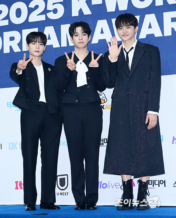 그룹 루시(LUCY) 신예찬-최상엽-조원상이 21일 오후 서울 잠실실내체육관에서 열린 '2025 케이 월드 드림 어워즈'(2025 K WORLD DREAM AWARDS)에 블루카펫 행사에 참석하고 있다. [사진=정소희 기자]