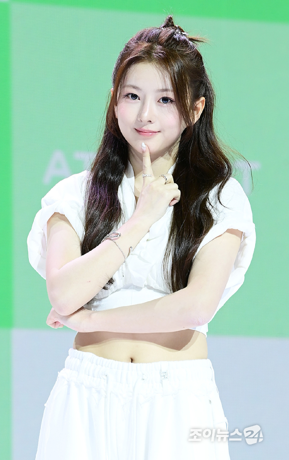 그룹 앳하트 봄이 13일 오후 서울 한남동 블루스퀘어에서 열린 앳하트(AtHeart) 첫 번째 EP '플롯 트위스트'(Plot Twist) 미디어 쇼케이스에 참석하고 있다. [사진=정소희 기자]