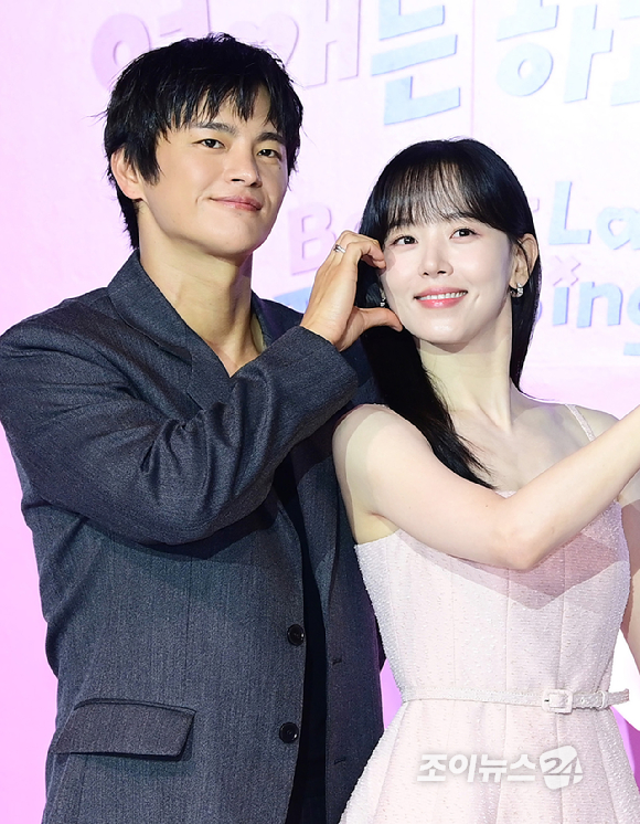 배우 서인국과 강한나가 3일 오전 서울 용산구 CGV 용산아이파크몰에서 열린 넷플릭스 새 연애 리얼리티 예능 '모태솔로지만 연애는 하고 싶어' 제작발표회에 참석하고 있다. [사진=정소희 기자]