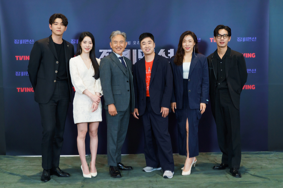 배우 윤균상, 임지연, 손병호, 조달환, 이미도, 김도윤이 10일 온라인으로 진행된 티빙 오리지널 시리즈 '장미맨션' 제작발표회에 참석해 포즈를 취하고 있다. [사진=티빙]