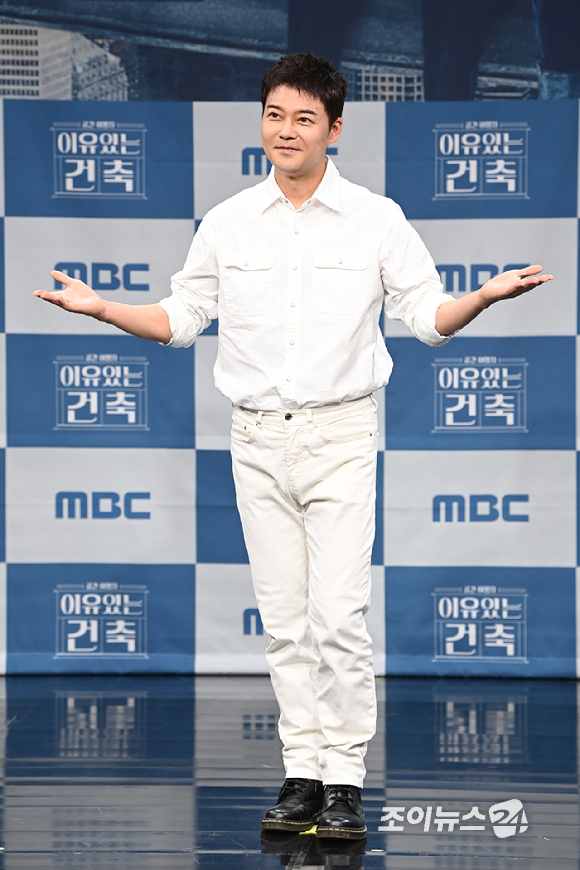 방송인 전현무가 21일 오후 서울 마포구 상암동 MBC에서 열린 MBC 새 교양프로그램 '이유 있는 건축-공간 여행자' 제작발표회에 참석해 포즈를 취하고 있다. [사진=문수지 기자]