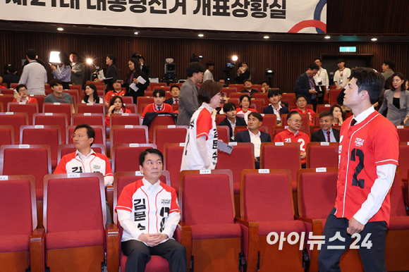 김용태 국민의힘 비상대책위원장이 9일 서울 여의도 국회 도서관에 마련된 국민의힘 개표 상황실에서 제21대 대통련 선거 방송3사 출구조사 결과를 지켜 본 뒤 퇴장하고 있다. 왼쪽은 황우여 공동선대위원장. [사진=정소희 기자]