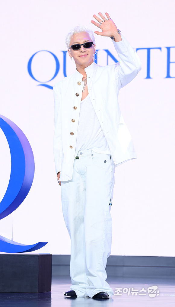 가수 태양이 18일 오후 서울 마포구 상암동 큐브컨벤션센터에서 열린 TAEYANG 정규 4집 'QUINTESSENCE'(퀸테센스) 음감회에 참석해 포토타임을 갖고 있다. [사진=정소희 기자]