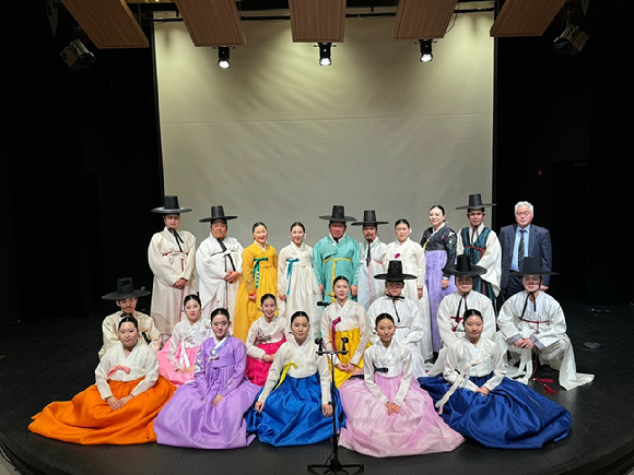 오경수가 대금연주를 하고 있다. [사진=서용석류 대금산조보존회, 윤스토리엔터테인먼트 ]