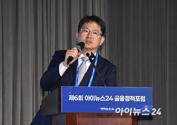 '제6회 아이뉴스24 금융정책포럼'이 '디지털자산기본법 이후, 한국 가상자산 시장의 새로운 질서'를 주제로 18일 서울 중구 은행회관 국제회의실에서 열렸다. 최우영 법무법인 광장 변호사(디지털금융팀 공동팀장)가 '디지털자산기본법의 예상 주요 규제 방향'을 제목으로 기조발제하고 있다. [사진=곽영래 기자]