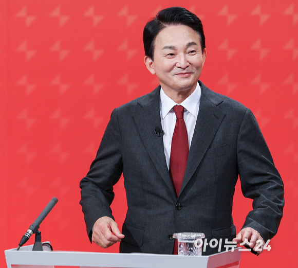 19일 서울 양천구 SBS 스튜디오에서 열린 국민의힘 제5차 전당대회 당대표 후보 방송토론회에 나선 나경원, 한동훈, 윤상현, 원희룡 후보가 방송 준비를 하고 있다. [사진=국회사진취재단]