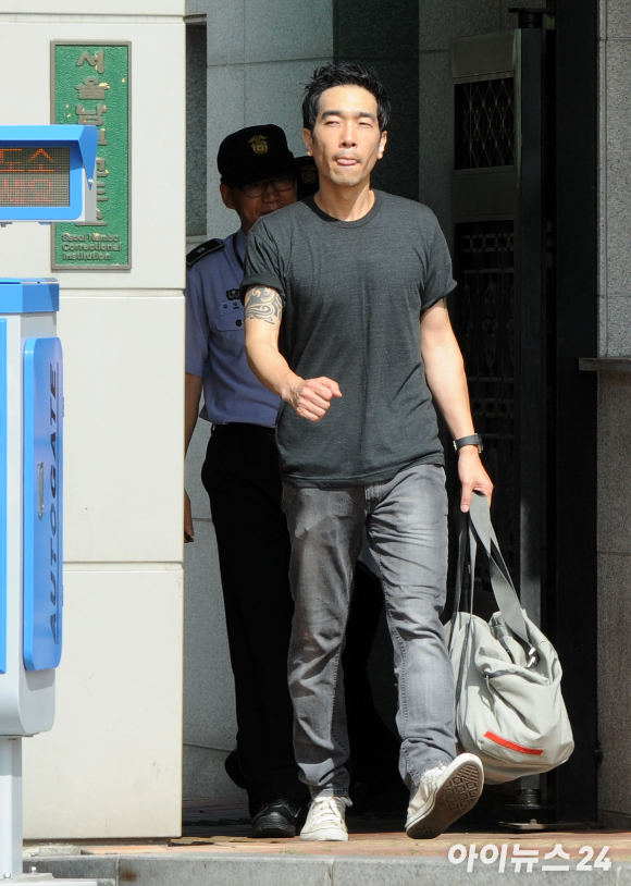 미성년자 3명을 4차례에 걸쳐 성폭행하거나 강제 추행한 혐의로 복역 중 이었던 가수 고영욱이 지난 2015년 7월 10일 오전 서울 구로구 천왕동에 위치한 남부교도소에서 출소하고 있다. [사진=아이뉴스24 포토DB]